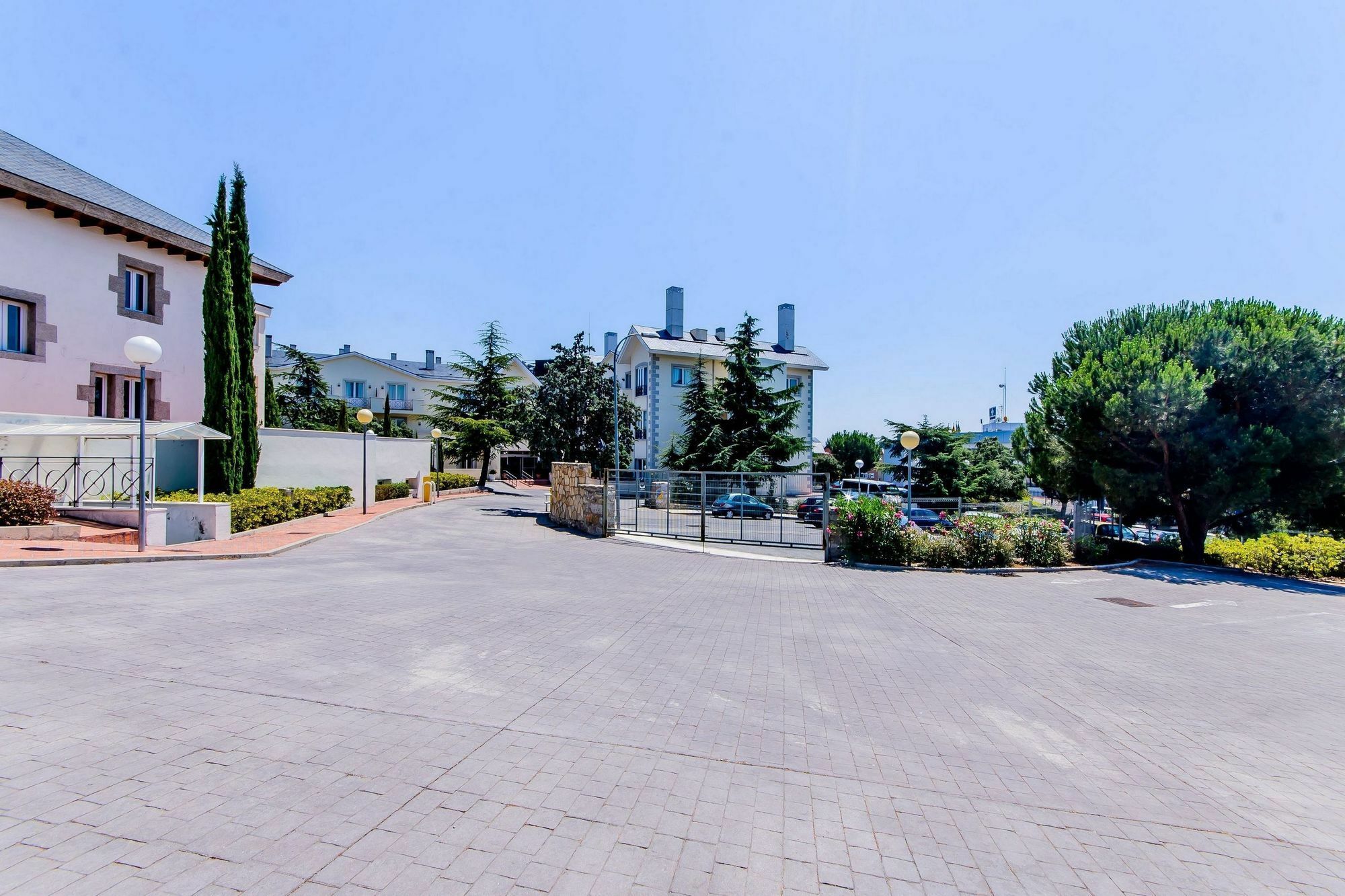 Hotel Pax Torrelodones Exteriör bild